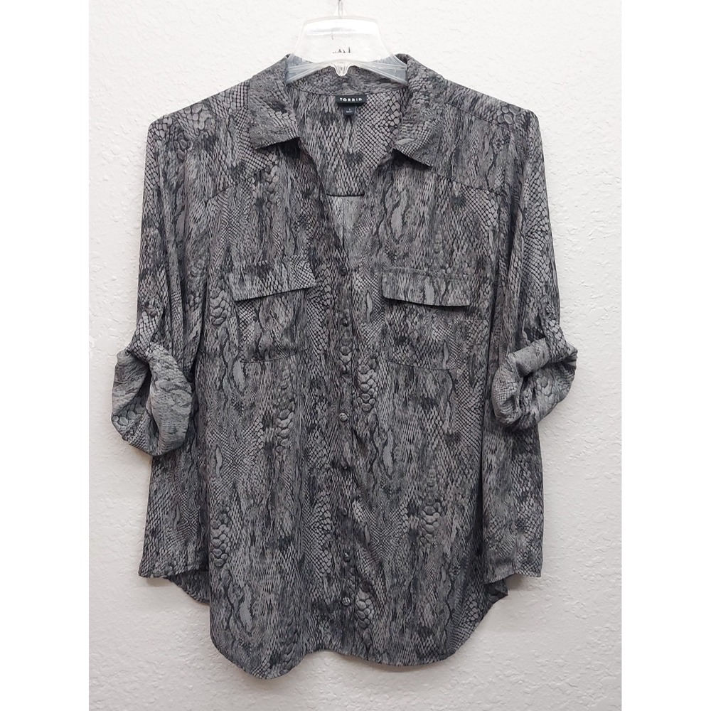 Torrid Top Blouse Womens 1 Gray Button Up Roll Tab Sleeve Animal Snake Print